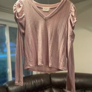Small soft pink top. Everly brand.